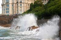 Wellen an der Hafenpromenade in Biarritz