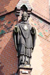 Bischofsfigur am Kirchturm