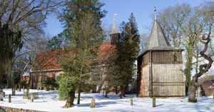 alte Sinstorfer Kirche mit Holzturm